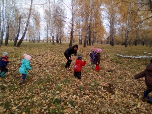 дети играют листьями